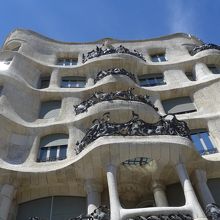 真下から見た建物