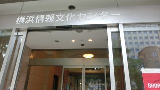 マスコミ関係施設が入っているが、月曜日は休館日