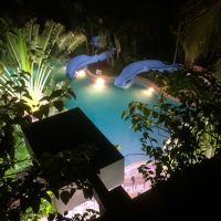 部屋のバルコニーからはプールも見えます