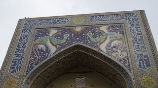 偶像が描かれています