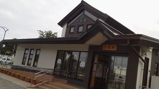 下北半島の玄関口。かわいい駅舎。