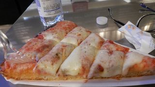 本場ミラノのスポンティーニでピッツア食べて来ました！　生地が厚くフカフカで底はカリカリで美味しい！