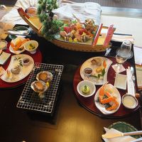 朝・夕お部屋食。鮑の踊り焼きなど海の幸メインに全１２品