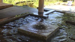 こんこんと湧き出る湧水