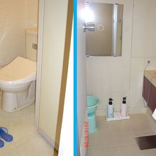 左：シャワー付きトイレ。 右：お風呂場。