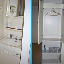 左：洗面台。鏡はここのみ。 右：扉つきのロッカー。