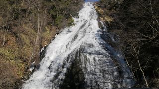 目の前で滝を見れます