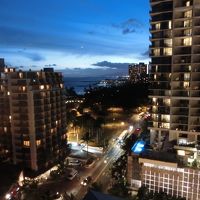 部屋からヒルトン方面の海