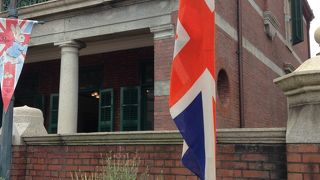 昼間はアフタヌーンティー夜はパブ