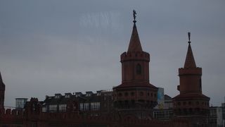 橋げたの上にある２つの塔