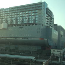 京都駅出発直後に駅ビルを撮影