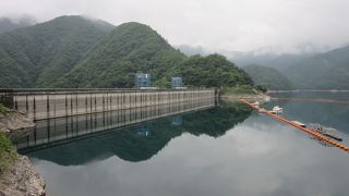 堤高は１４９ｍ 堤頂からの眺めは素晴らしいです