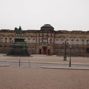 ゼンパーオペラの前の広場