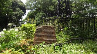 今は当時の様子を語る案内板や一部のレンガのみ。