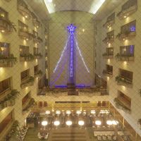 エレベーターの中から。中央は吹き抜け