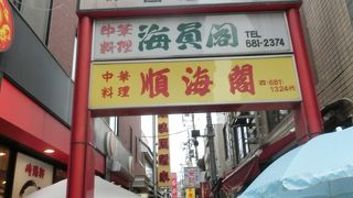飲食店がひしめく路地の一つ