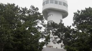 吊り橋の少し手前にあります