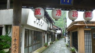 雨に濡れた青い石畳