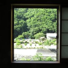 部屋の窓からの眺め　金山博物館が見えます