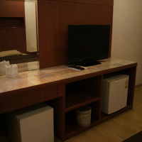 ベッドの横には、机、椅子、テレビ、鏡等の調度品があります。