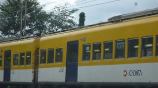 黄色いレトロな電車