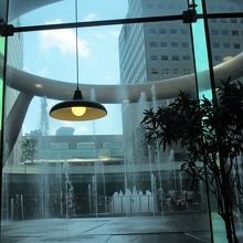 店内から見たと見の噴水