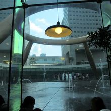 店内から見たと見の噴水