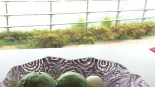 宇治川を眺めながらお抹茶を