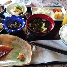 宿の朝ごはん。奄美大島で好まれている味噌や、季節ならではのフ