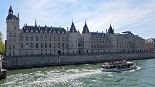 セーヌ川にある島。古い建物（昔から使われている建物）が多いです。