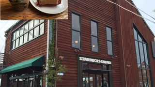 函館ベイエリアに溶け込んでいるスタバの店舗