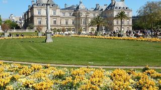 パリを代表する大きな公園。花や宮殿の借景が素晴らしい。