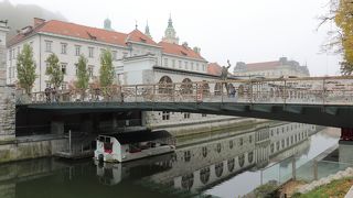 ガラス張りの小洒落た橋