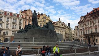  旧市街広場にある英雄像