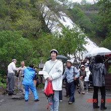 オシンコシンの滝の前で