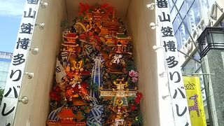 広場に勇壮な「飾り山笠」が展示されました。 