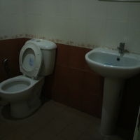 洗面所とトイレの様子です。清掃はしっかりされています。