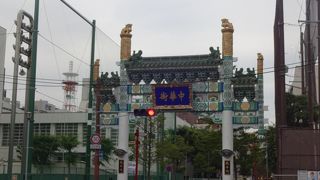 グリーン系と白でさわやか系の門。