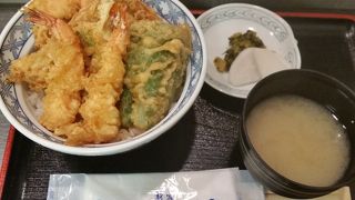 イートインカウンターで手軽に天丼