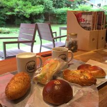 緑あふれる庭を眺めながらのイートインがオススメ