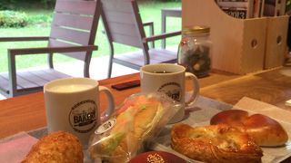 広くて快適な店内で庭を眺めながら焼きたてパンを