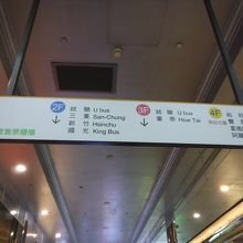 エスカレーターのところの案内