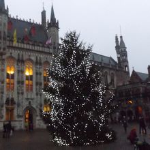 市庁舎の端っこにくっ付くように「聖血礼拝堂」が建っています