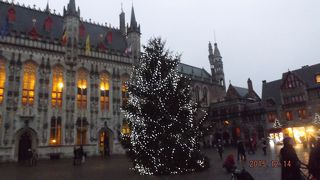 市庁舎のあるブルグ広場はクリスマスでにぎわっていました