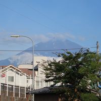 部屋の窓から天気が良ければ富士山がこんな感じで迫ってきます。