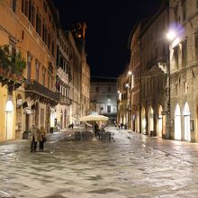 夜のメインストリート（人は少ないけど、危険なにおいはしない）