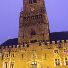 ここも広場の他の建物と同様、ライトアップされていました