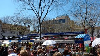 カフェと似顔絵屋さんが多く並んでいました。