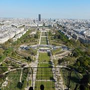 エッフェル塔のふもとにある、緑豊かな公園