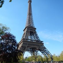 公園から見たエッフェル塔